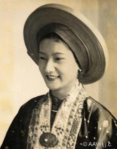 Nguyễn Hữu Thị Lan (trái), người sau này trở thành Nam Phương Hoàng Hậu được tiếp đón trên đèo Hải Vân trên đường ra kinh thành Huế làm lễ cưới với vua Bảo Đại, 1933. Quan chức Pháp xất hiện trong buổi tiếp đón Hoàng hậu tương lai của nhà Nguyễn ở Huế. Nam Phương Hoàng Hậu nhận đồ lễ từ các cung nữ trong Hoàng thành. Nam Phương Hoàng Hậu di chuyển trong Hoàng thành bằng xe kéo trong ngày thành hôn, tháng 3/1934. Bức chân dung của Nam Phương Hoàng Hậu Nam Phương Hoàng Hậu ở kinh thành Huế Chân dung nổi tiếng chụp trong ngày cưới của Nam Phương Hoàng Hậu. Vua Bảo Đại được rước bằng kiệu trong hôn lễ ở Hoàng thành. Ảnh: Aavh.org. Vua Bảo Đại xuống kiệu để gặp mặt Nam Phương Hoàng Hậu. Ảnh: Aavh.org.
