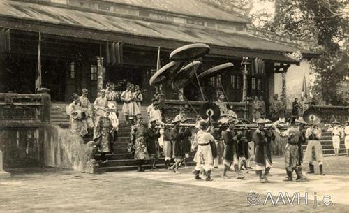Nguyễn Hữu Thị Lan (trái), người sau này trở thành Nam Phương Hoàng Hậu được tiếp đón trên đèo Hải Vân trên đường ra kinh thành Huế làm lễ cưới với vua Bảo Đại, 1933. Quan chức Pháp xất hiện trong buổi tiếp đón Hoàng hậu tương lai của nhà Nguyễn ở Huế. Nam Phương Hoàng Hậu nhận đồ lễ từ các cung nữ trong Hoàng thành. Nam Phương Hoàng Hậu di chuyển trong Hoàng thành bằng xe kéo trong ngày thành hôn, tháng 3/1934. Bức chân dung của Nam Phương Hoàng Hậu Nam Phương Hoàng Hậu ở kinh thành Huế Chân dung nổi tiếng chụp trong ngày cưới của Nam Phương Hoàng Hậu. Vua Bảo Đại được rước bằng kiệu trong hôn lễ ở Hoàng thành. Ảnh: Aavh.org. Vua Bảo Đại xuống kiệu để gặp mặt Nam Phương Hoàng Hậu. Ảnh: Aavh.org.