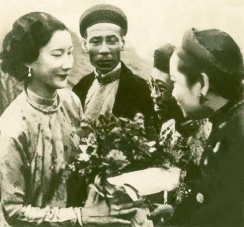 Nguyễn Hữu Thị Lan (trái), người sau này trở thành Nam Phương Hoàng Hậu được tiếp đón trên đèo Hải Vân trên đường ra kinh thành Huế làm lễ cưới với vua Bảo Đại, 1933. Quan chức Pháp xất hiện trong buổi tiếp đón Hoàng hậu tương lai của nhà Nguyễn ở Huế. Nam Phương Hoàng Hậu nhận đồ lễ từ các cung nữ trong Hoàng thành. Nam Phương Hoàng Hậu di chuyển trong Hoàng thành bằng xe kéo trong ngày thành hôn, tháng 3/1934. Bức chân dung của Nam Phương Hoàng Hậu Nam Phương Hoàng Hậu ở kinh thành Huế Chân dung nổi tiếng chụp trong ngày cưới của Nam Phương Hoàng Hậu. Vua Bảo Đại được rước bằng kiệu trong hôn lễ ở Hoàng thành. Ảnh: Aavh.org. Vua Bảo Đại xuống kiệu để gặp mặt Nam Phương Hoàng Hậu. Ảnh: Aavh.org.