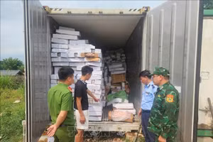 Hải quan liên tiếp phát hiện các vụ vận chuyển thực phẩm không rõ nguồn gốc tại biên giới