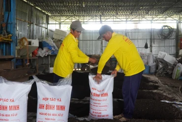 'Biến' rơm thành tiền