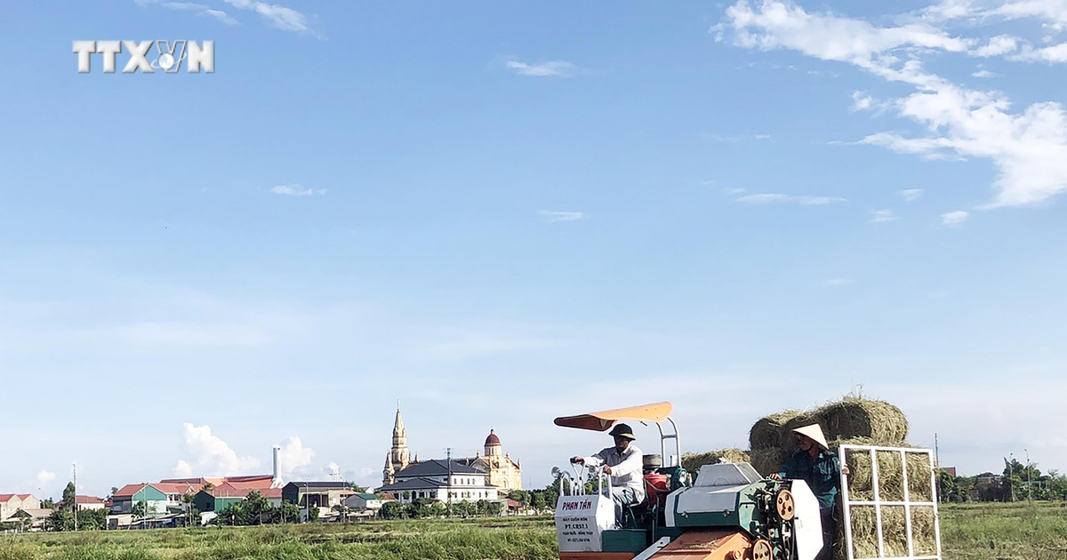 Nhiều lợi ích khi nông dân sử dụng máy thu gom rơm rạ ở Hà Tĩnh | Báo ...