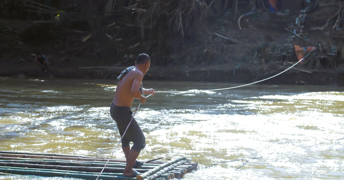 Nghệ An: Bản làng bị cô lập, người dân liều mình vượt suối Nậm Ngân bằng bè mảng