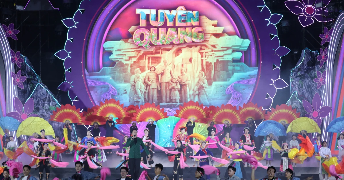 Một tiết mục văn nghệ tại lễ khai mạc lễ hội hoa Tam giác mạch.