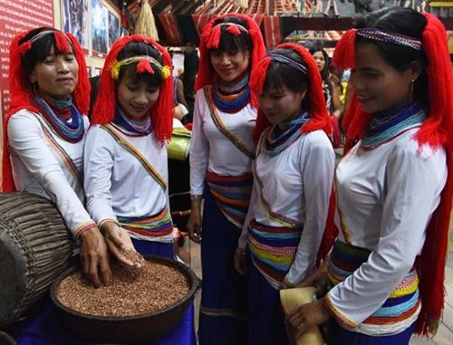 Vẻ đẹp trang phục dân tộc Cor