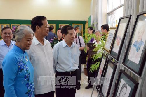 Triển lãm hội họa “Mẹ và Anh hùng của dân tộc anh hùng”