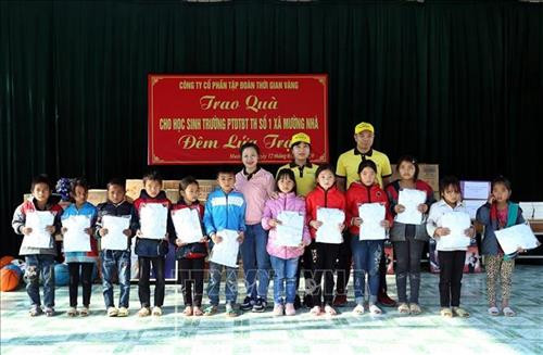 Chương trình “Cùng em đến trường” đến với học sinh vùng biên Mường Nhà