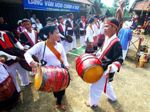 Múa trống đôi của người Chăm H’roi