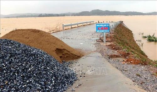 Hà Tĩnh: Mưa lũ, triều cường làm sạt lở hàng trăm mét kè biển, uy hiếp đời sống người dân