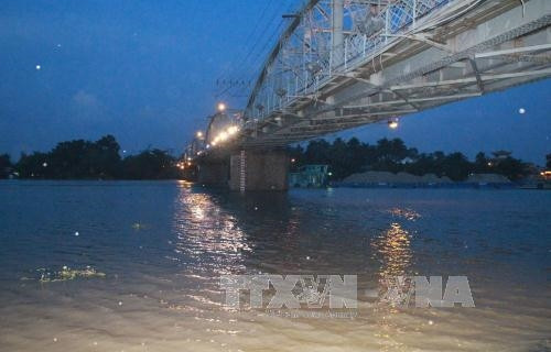 Vỡ tràn 30 đoạn đê bao ở Cù Lao Dung do triều cường