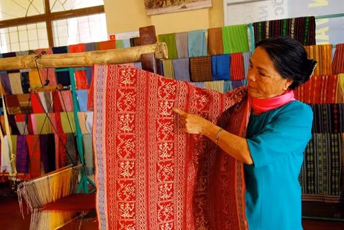 Lưu giữ và bảo tồn nghề dệt thổ cẩm Chăm Ninh Thuận