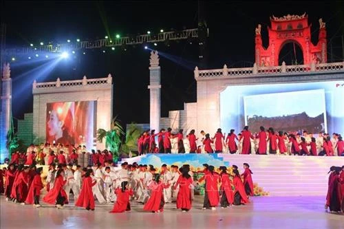 Giỗ Tổ Hùng Vương - Lễ hội Đền Hùng 2019: Lung linh sắc màu lễ hội dân gian đường phố