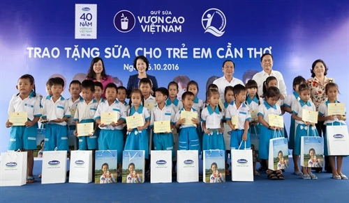 Quỹ sữa Vươn cao Việt Nam trao tặng sữa cho trẻ em Cần Thơ