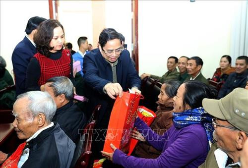 Trưởng ban Tổ chức Trung ương Phạm Minh Chính trao quà Tết tặng hộ nghèo, gia đình chính sách tại Điện Biên