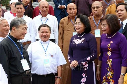 Phó Chủ tịch nước Đặng Thị Ngọc Thịnh tiếp Đoàn đại biểu chức sắc, chức việc, người có uy tín trong đồng bào dân tộc thiểu số tỉnh Ninh Bình