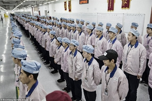 Bên trong nhà máy lắp ráp iPhone tối mật của Apple