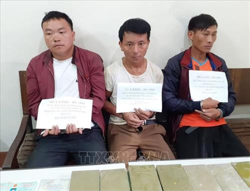Bắt đối tượng vận chuyển trái phép 20 bánh heroin tại Sơn La