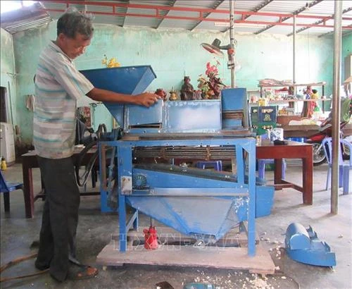 Lão nông Thái Văn Âu đam mê sáng chế máy nông nghiệp ở vùng cao Ninh Sơn