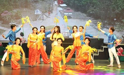 Giao lưu nghệ thuật "Chung tay xóa nghèo pháp luật về biên giới biển, đảo"