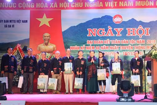 Phó Chủ tịch Thường trực Quốc hội Tòng Thị Phóng dự Ngày hội Đại đoàn kết toàn dân tộc tại Hà Nội