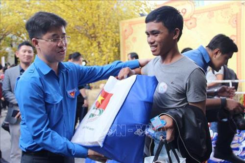 Ấm áp những chuyến xe đưa thanh niên công nhân về quê đón Tết Nguyên đán