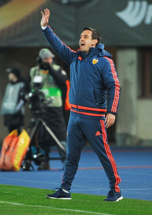 Valencia sa thải HLV Gary Neville