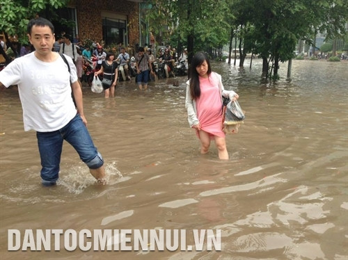 Nam Bộ mưa dông gây ngập úng nhiều nơi, Nam Biển Đông đề phòng lốc xoáy, gió giật