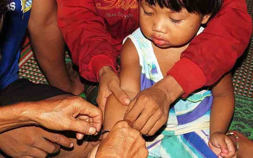 Buộc chỉ cổ tay- nghi thức cầu an đầu năm mới của người Vân Kiều