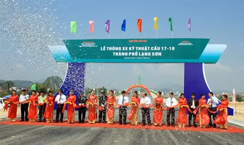 Thông xe kỹ thuật cầu 17-10 bắc qua sông Kỳ Cùng