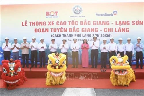 Phó Thủ tướng Chính phủ Trịnh Đình Dũng cắt băng thông xe cao tốc Bắc Giang - Lạng Sơn