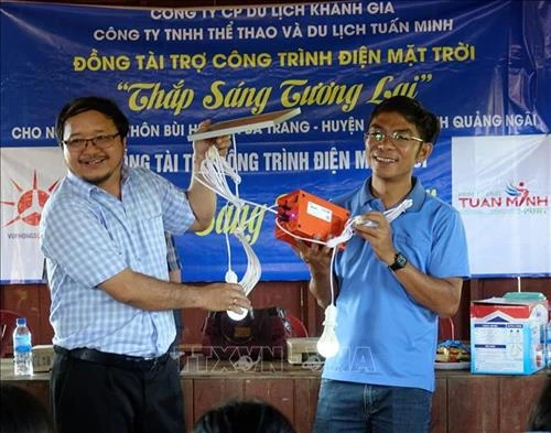 Lắp đặt hệ thống điện mặt trời miễn phí cho đồng bào Hre ở Quảng Ngãi