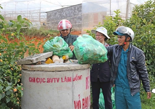 Lâm Đồng: Làm sạch hồ đầu nguồn Đankia – Suối Vàng nhân ngày Môi trường thế giới 5/6