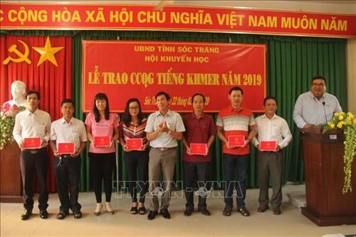 Sóc Trăng trao chứng chỉ quốc gia tiếng Khmer cho 727 cán bộ, công chức, viên chức