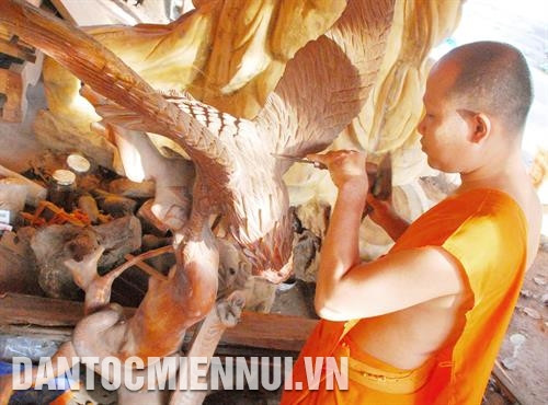Vị sư đam mê nghệ thuật điêu khắc gỗ
