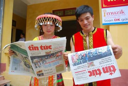 Tích hợp các chính sách hỗ trợ thông tin, tuyên truyền cho hộ nghèo, đồng bào dân tộc ít người