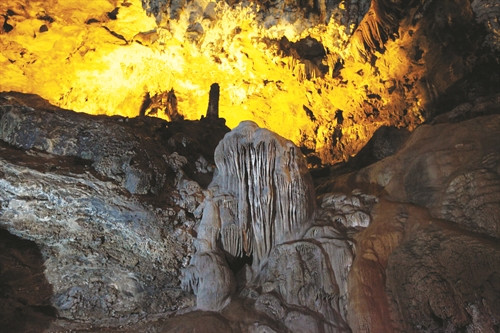 Thạch nhũ kỳ ảo ở động Ngườm Ngao