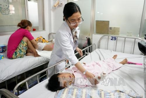 Bé trai găm dây kẽm vào ổ điện, điện giật phỏng hoại tử gần 10 ngón tay