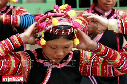 Sắc màu khăn đội đầu của người La Hủ