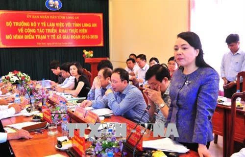 Bộ trưởng Bộ Y tế khảo sát việc xây dựng và phát triển mạng lưới y tế cơ sở tại Long An