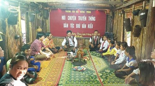 Thầy Nguyễn Mai Trọng vừa dạy vừa lo vận động xây nhà cho học trò nghèo vùng cao Hướng Hóa