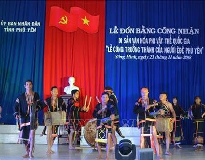 Đón bằng công nhận Lễ cúng trưởng thành của người Êđê là Di sản Văn hóa phi vật thể quốc gia