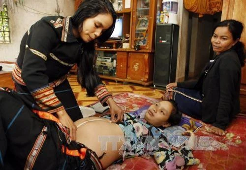 Đóng góp lặng thầm của cô đỡ thôn bản ở vùng khó Tây Nguyên
