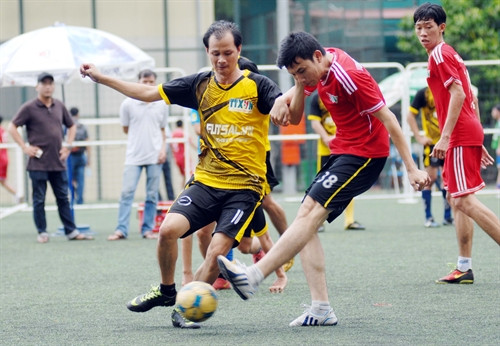 Chủ nhà B2FC vào bán kết giải bóng đá TTXVN mở rộng lần II - Cúp Mắt Bão 2015