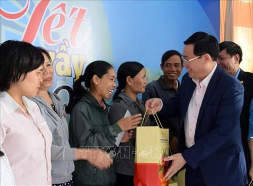 Phó Thủ tướng Vương Đình Huệ chúc Tết, tặng quà công nhân lao động Kon Tum