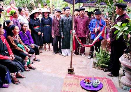 Ông mối và tục “bán đầu” lấy vợ trong hôn nhân của người Sán Chay ở Bắc Giang