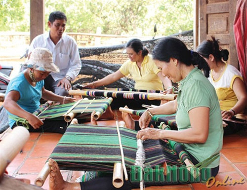Trưởng Bon học Bác để xây dựng quê hương giàu đẹp