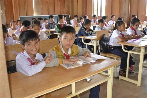 Hỗ trợ học sinh các địa bàn khó khăn bước vào năm học mới ở Kon Tum