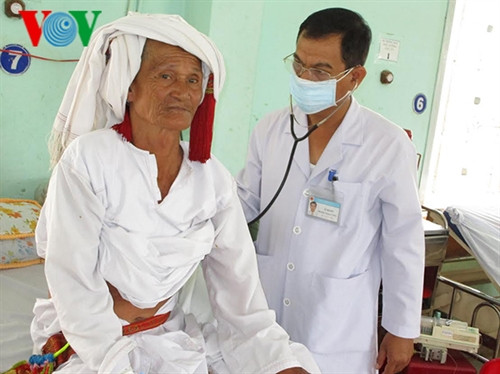 Thầy thuốc Từ Huyến hết lòng vì người bệnh