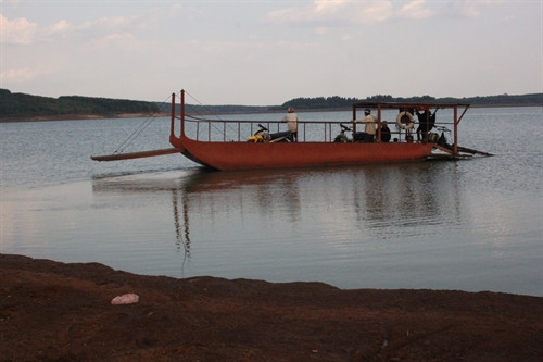 Cảnh báo nguy hiểm khi vận chuyển bằng phương tiện tự chế qua lòng hồ thủy điện Thác Mơ