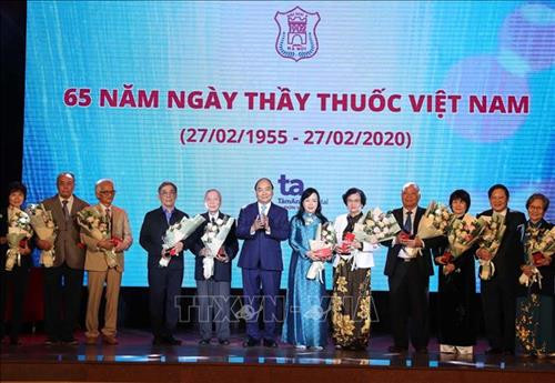 Thủ tướng Nguyễn Xuân Phúc: Đội ngũ thầy thuốc, nhân viên y tế là những người lính xung kích trên mặt trận phòng, chống dịch bệnh